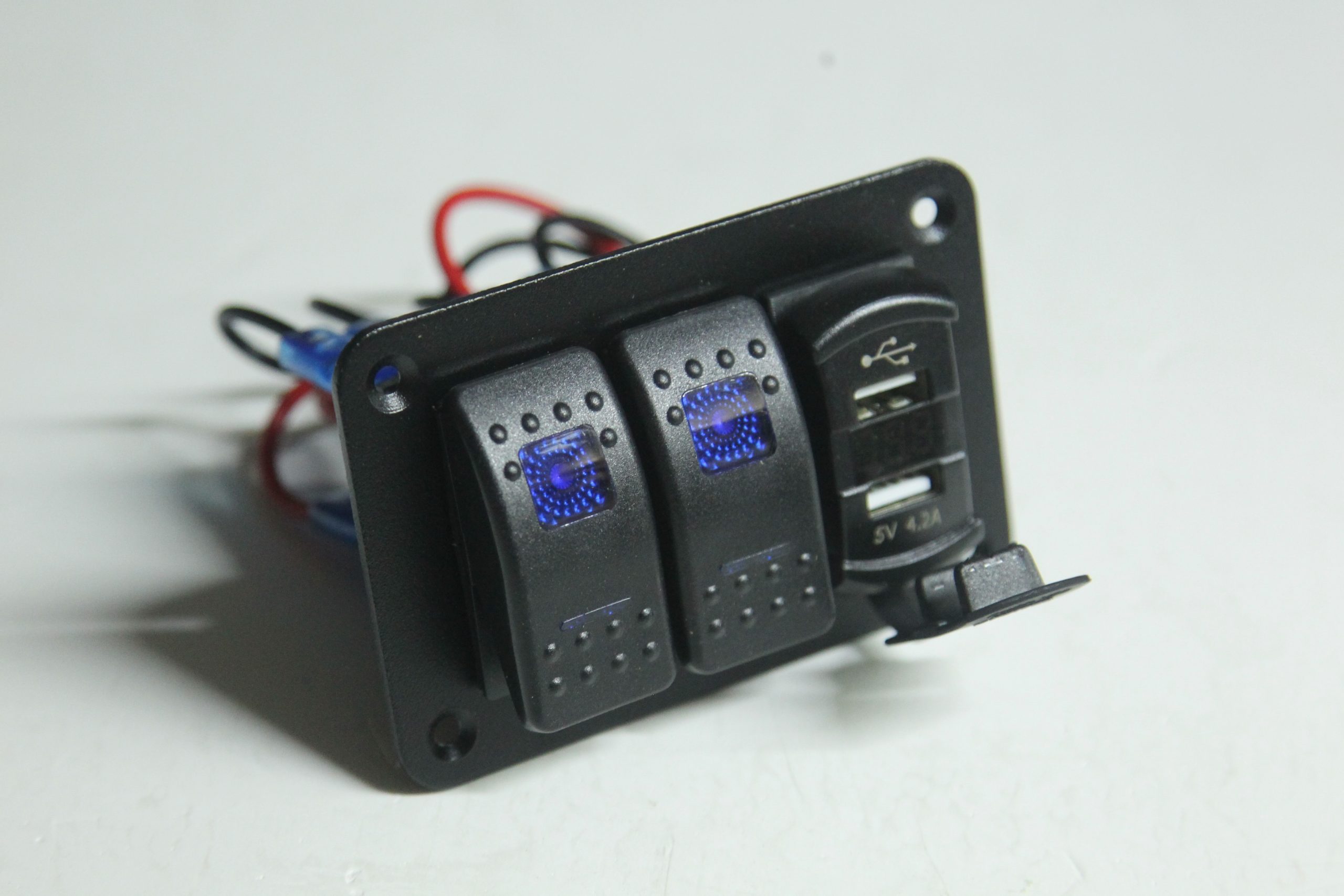 kapcsoló modul 2 kapcsoló 2 db usb feszültség kijelző